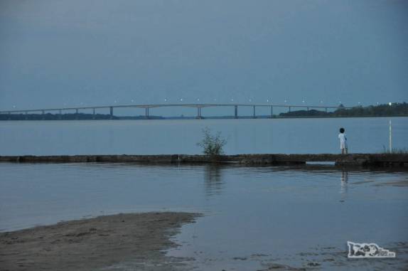 Em Paysandú, no Uruguai, garoto observa a ponte General Artigas, que liga o país à Argentina, do outro lado do rio uUuguay
